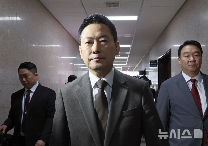 [서울=뉴시스] 김금보 기자 = 장동혁 국민의힘 대표가 29일 오전 서울 여의도 국회에서 최고위원회의를 마친 뒤 당대표실로 이동하고 있다. 최고위원회의는 한동훈 전 대표 제명을 의결했다. 2026.01.29. kgb@newsis.com