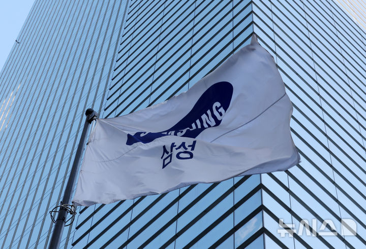 [서울=뉴시스] 배훈식 기자 = 29일 오전 서울 서초구 삼성전자 서초사옥 앞에 깃발이 휘날리고 있다. 2026.01.29. dahora83@newsis.com