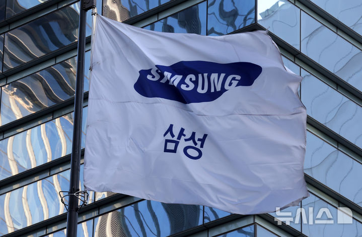 [서울=뉴시스] 배훈식 기자 = 삼성전자가 연결 기준 매출 93조8000억원, 영업이익 20조1000억원의 지난해 4분기 실적을 발표한 29일 오전 서울 서초구 삼성전자 서초사옥 앞에 깃발이 휘날리고 있다. 삼성전자의 이번 영업이익은 분기 사상 역대 최고 실적이다. 2026.01.29. dahora83@newsis.com