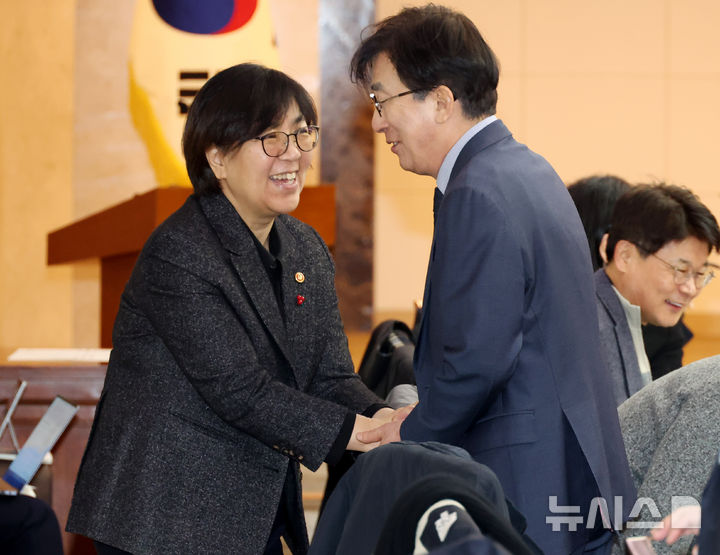 [서울=뉴시스] 추상철 기자 = 정은경 보건복지부 장관이 29일 오전 서울 종로구 정부서울청사에서 열린 제2차 의료혁신위원회에서 정기현 의료혁신위원장과 인사하고 있다. 2026.01.29. scchoo@newsis.com