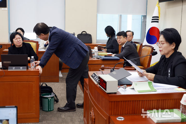 [서울=뉴시스] 고승민 기자 = 국회 과방위 김현 더불어민주당, 최형두 국민의힘 간사가 29일 서울 여의도 국회에서 열린 과학기술정보방송통신위원회 전체회의에서 대화하고 있다. 2026.01.29. kkssmm99@newsis.com