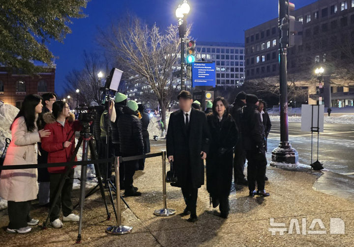 [워싱턴=뉴시스] 이윤희 특파원 = 이부진 호텔신라 사장이 아들과 함께 28일(현지 시간) 미국 워싱턴DC 스미스소니언 국립아시아미술관에서 열린 '이건희 컬렉션 전시 기념 갈라 행사'에 참석하고 있다. (사진=워싱턴공동취재단) 2026.01.29. photo@newsis.com