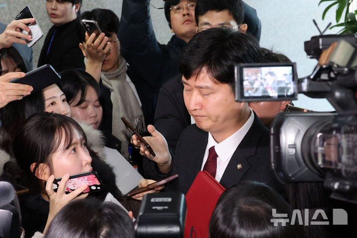 [서울=뉴시스] 김금보 기자 = 우재준 국민의힘 청년최고위원이 29일 오전 서울 여의도 국회에서 최고위원회의를 마친 뒤 취재진에 둘러싸여 있다. 우 위원은 한동훈 전 대표 제명에 반대했다. 2026.01.29. kgb@newsis.com