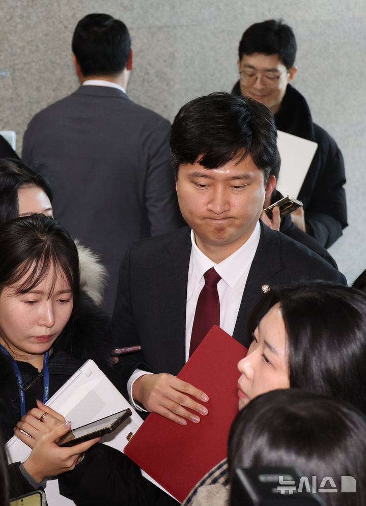 [서울=뉴시스] 김금보 기자 = 한동훈 전 국민의힘 대표 제명에 반대한 우재준 청년최고위원이 29일 오전 서울 여의도 국회에서 최고위원회의를 마친 뒤 취재진에 둘러싸여 있다. 정희용 사무총장이 우 의원을 등지고 뒤돌아서 있다. 2026.01.29. kgb@newsis.com