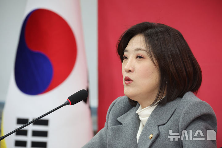 [서울=뉴시스] 김금보 기자 = 최보윤 국민의힘 수석대변인이 29일 오전 서울 여의도 국회에서 한동훈 전 대표 제명 최고위원회의 의결에 대해 설명하고 있다. 2026.01.29. kgb@newsis.com