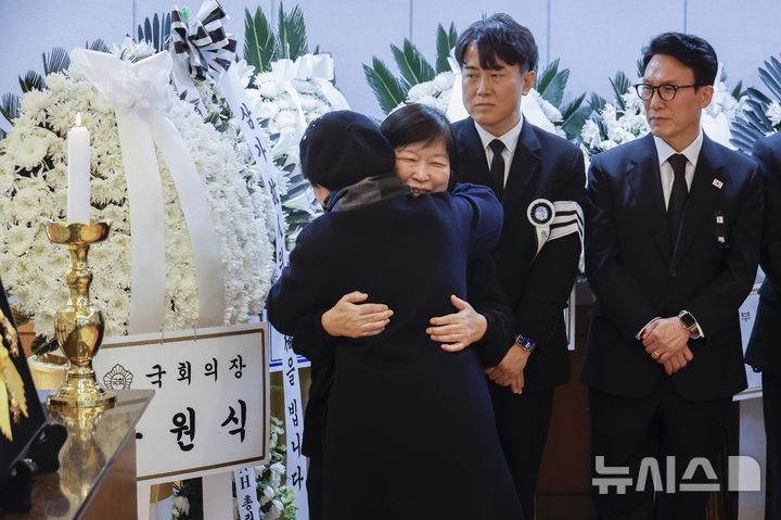 [서울=뉴시스] 사진공동취재단 = 29일 서울 종로구 서울대학교병원 장례식장에 마련된 고(故) 이해찬 전 국무총리의 빈소에서 한 시민이 조문한 뒤 이 전 총리의 부인인 김정옥 여사를 위로하고 있다. 2026.01.29. photo@newsis.com