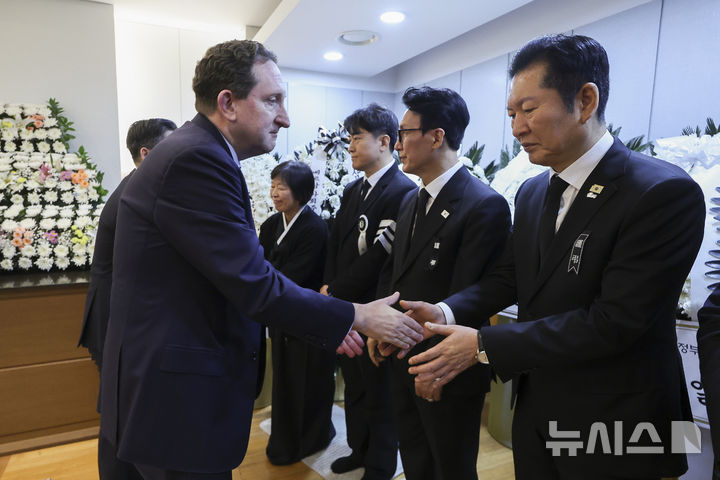 [서울=뉴시스] 사진공동취재단 = 제임스 헬러(왼쪽) 주한 미국대사대리가 29일 서울 종로구 서울대학교병원 장례식장에 마련된 고(故) 이해찬 전 국무총리의 빈소에서 조문을 한 뒤 정청래 더불어민주당 대표와 악수하고 있다. 2026.01.29. photo@newsis.com