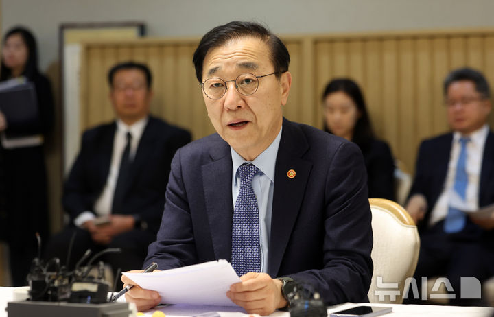 [서울=뉴시스] 김선웅 기자 = 김윤덕 국토교통부 장관이 29일 서울 종로구 정부서울청사에서 열린 주택공급촉진 관계장관회의에서 모두발언을 하고 있다. 2026.01.29. mangusta@newsis.com