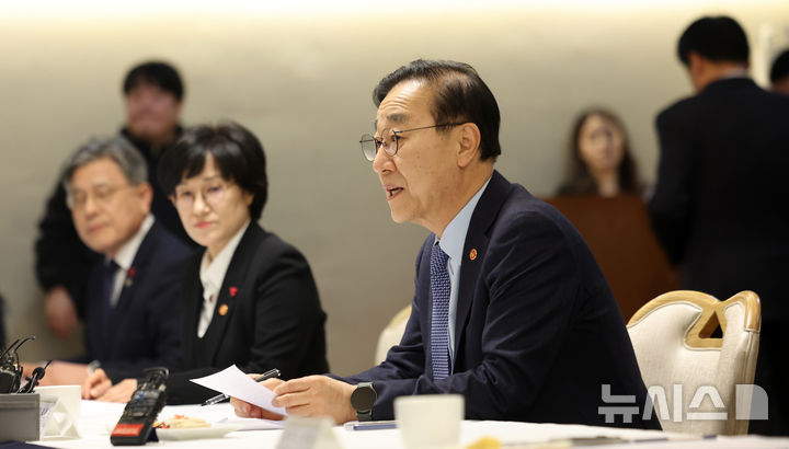 [서울=뉴시스] 김선웅 기자 = 김윤덕 국토교통부 장관이 29일 서울 종로구 정부서울청사에서 열린 주택공급촉진 관계장관회의에서 모두발언을 하고 있다. 2026.01.29. mangusta@newsis.com