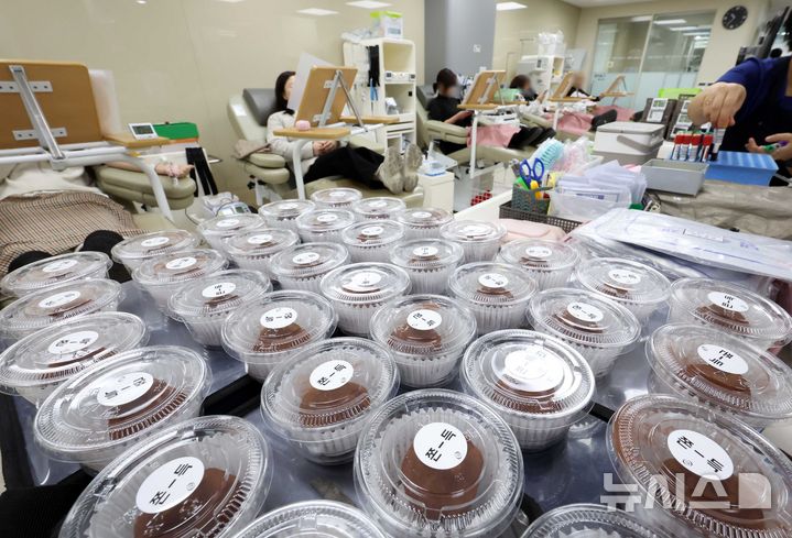  [부산=뉴시스] 하경민 기자 = 전혈 헌혈자를 대상으로 '두쫀쿠(두바이쫀득쿠키)' 선착순 증정 이벤트가 열린 29일 부산 부산진구 헌혈의집 서면센터에서 시민들이 헌혈에 동참하고 있다. 2026.01.29. yulnetphoto@newsis.com