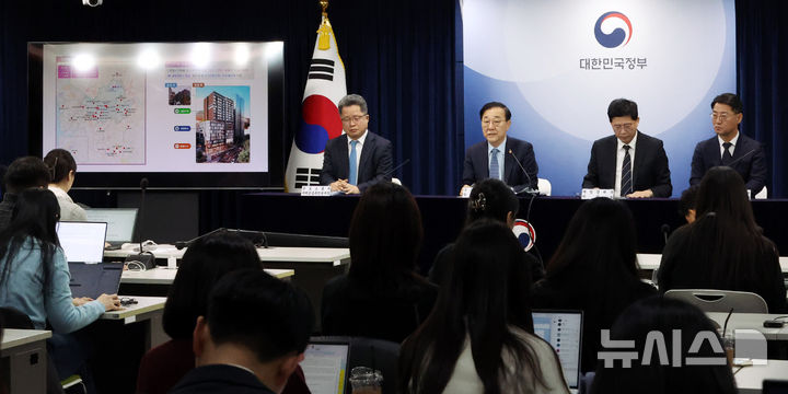 [서울=뉴시스] 추상철 기자 = 김윤덕 국토교통부 장관이 29일 오전 서울 종로구 정부서울청사에서 주택공급촉진 국토부 주관 합동브리핑을 하고 있다. 2026.01.29. scchoo@newsis.com