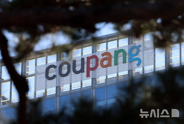 [서울=뉴시스] 이영환 기자 = 경찰이 김병기 무소속 의원이 쿠팡 전 대표와 고가의 식사를 하고 이 회사에 취업한 전 보좌진에 인사 불이익을 요청했다는 의혹과 관련해 29일 서울 송파구 쿠팡 본사와 서초구 쿠팡 사회공헌위원회에 대해 압수수색에 들어갔다. 사진은 이날 쿠팡 본사의 모습. 2026.01.29. 20hwan@newsis.com