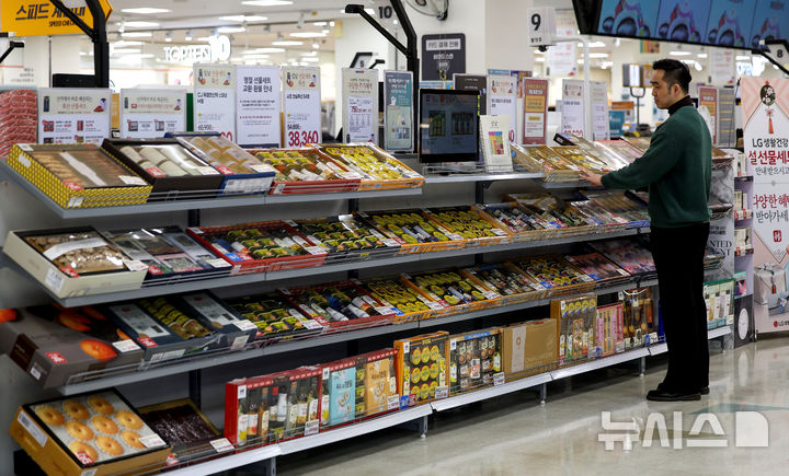 [대구=뉴시스] 이무열 기자 = 설을 앞둔 29일 대구 수성구 이마트 만촌점에서 한 시민이 진열된 설 선물세트를 살펴보고 있다. 2026.01.29. lmy@newsis.com