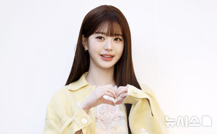 그룹 아이브 장원영이 29일 오전 서울 성동구 플라츠2에서 열린 배리 2026 컬렉션 론칭 기념 포토 행사에서 포즈를 취하고 있다. 2026.01.29.