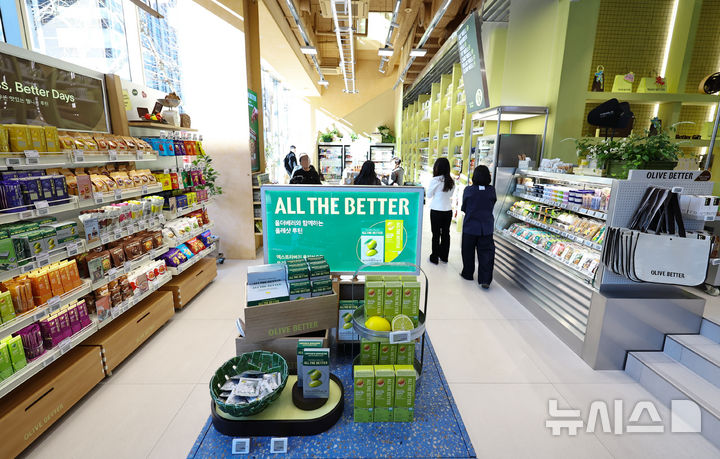 [서울=뉴시스] 최진석 기자 = 올리브베러의 첫 오프라인 매장 '올리브베러(OLIVE BETTER) 광화문점'의 오픈을 하루 앞둔 29일 서울 중구 광화문 디타워 올리브베러 광화문점에서 론칭 미디어데이 행사가 열리고 있다.&nbsp; 30일 정식 오픈하는 CJ올리브영 건강·라이프스타일 상품을 선별해 제안하는 신규 플랫폼 올리브베러 1호점은 130여 평 규모의 복층 매장으로 500여 개 브랜드, 3000여 종의 웰니스 상품을 선보인다. 2026.01.29. myjs@newsis.com