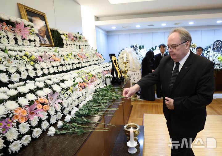 [서울=뉴시스] 사진공동취재단 = 제프 로빈슨 주한호주대사가 29일 서울 종로구 서울대학교병원 장례식장에 마련된 고(故) 이해찬 전 국무총리의 빈소에서 조문을 하고 있다. 2026.01.29. photo@newsis.com