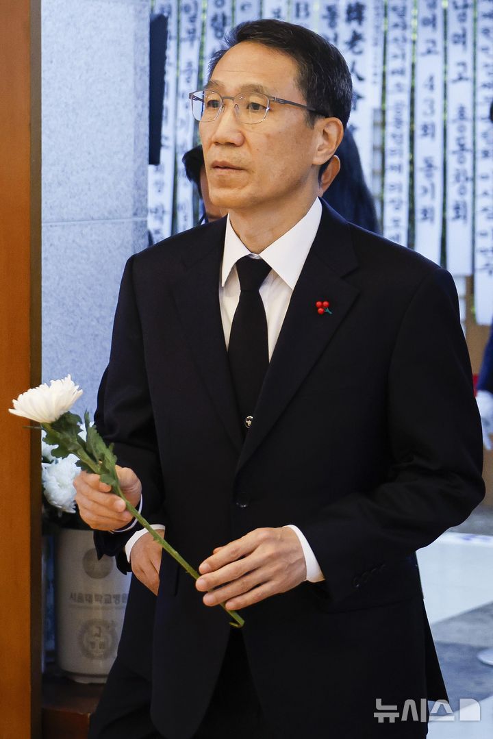 [서울=뉴시스] 사진공동취재단 = 유재성 경찰청장 직무대행이 29일 서울 종로구 서울대학교병원 장례식장에 마련된 고(故) 이해찬 전 국무총리의 빈소에서 조문하고 있다. 2026.01.29. photo@newsis.com