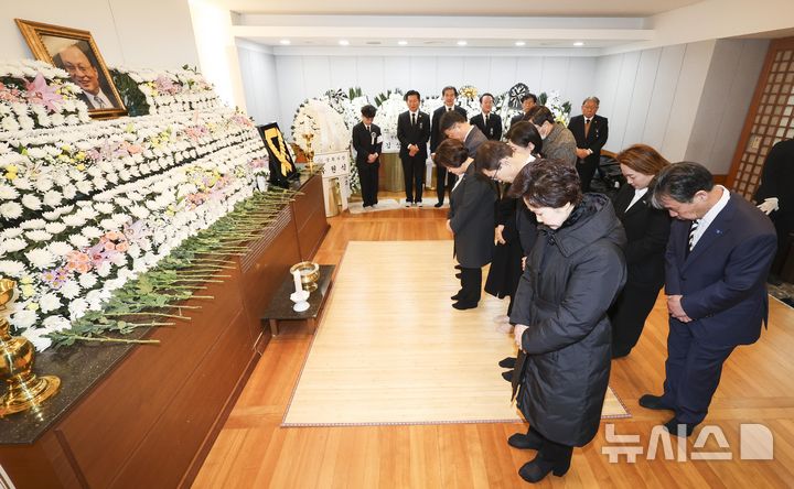 [서울=뉴시스] 사진공동취재단 = 29일 서울 종로구 서울대학교병원 장례식장에 마련된 고(故) 이해찬 전 국무총리의 빈소에서 시민들이 조문하고 있다. 2026.01.29. photo@newsis.com