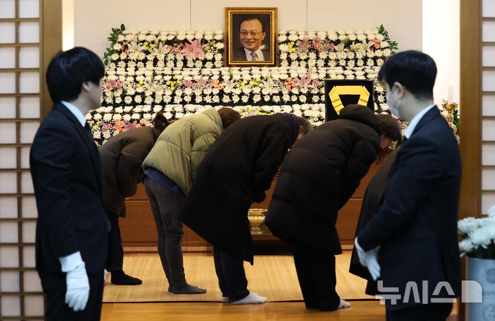 [서울=뉴시스] 사진공동취재단 = 29일 서울 종로구 서울대학교병원 장례식장에 마련된 고(故) 이해찬 전 국무총리의 빈소에서 시민들이 조문하고 있다. 2026.01.29. photo@newsis.com