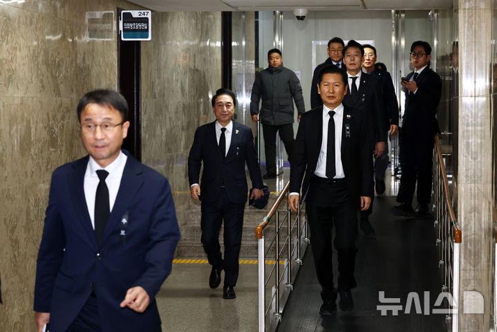 [서울=뉴시스] 김명년 기자 = 정청래 더불어민주당 대표가 29일 오후 서울 여의도 국회에서 열린 의원총회에 참석하고 있다. 2026.01.29. kmn@newsis.com