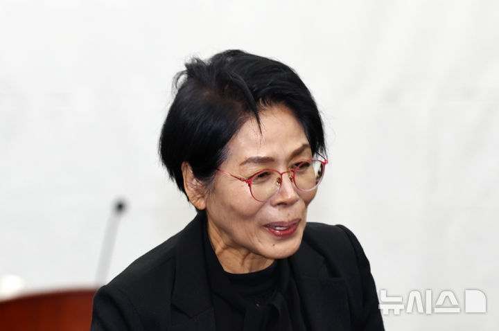 [서울=뉴시스] 김명년 기자 = 최민희 더불어민주당 의원이 29일 오후 서울 여의도 국회에서 열린 의원총회에 참석하고 있다. 2026.01.29. kmn@newsis.com