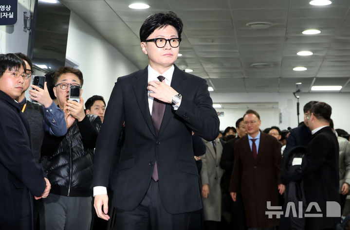 [서울=뉴시스] 조성봉 기자 = 한동훈 전 국민의힘 대표가 29일 오후 서울 여의도 국회 소통관에서 자신의 제명 결정에 대해 입장 발표를 하기 위해 들어서고 있다.2026.01.29. suncho21@newsis.com