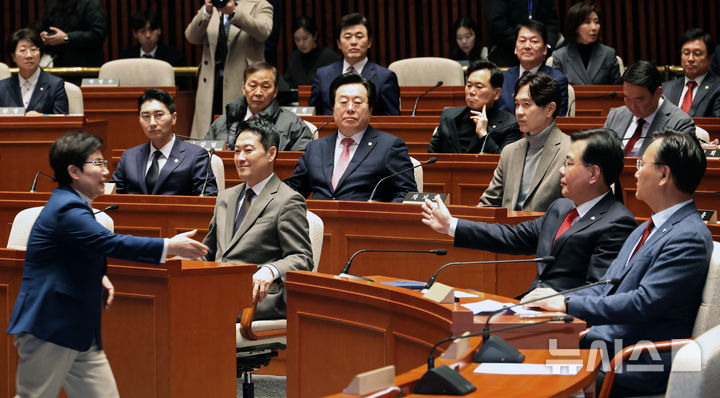 [서울=뉴시스] 김금보 기자 = 임이자 국회 재정경제기획위원회 위원장이 29일 오후 서울 여의도 국회에서 열린 국민의힘 의원총회에서 발언을 마친 뒤 송언석 원내대표의 격려를 받고 있다. 2026.01.29. kgb@newsis.com