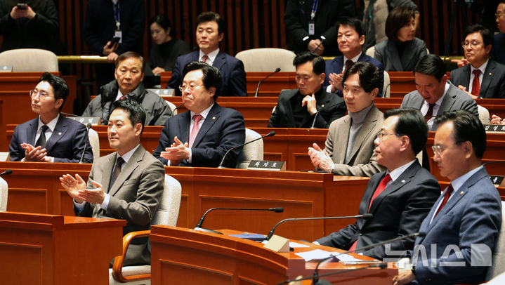[서울=뉴시스] 김금보 기자 = 장동혁 국민의힘 대표가 29일 오후 서울 여의도 국회에서 열린 의원총회에서 임이자 국회 재정경제기획위원회 위원장 발언에 박수를 치고 있다. 2026.01.29. kgb@newsis.com