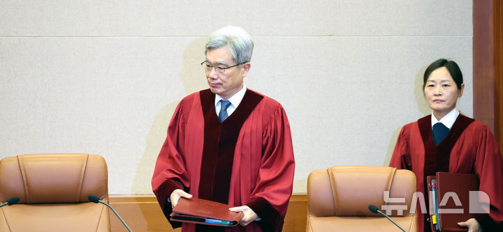 [서울=뉴시스] 박주성 기자 = 김상환 헌법재판소장을 비롯한 헌법재판관들이 29일 오후 서울 종로구 헌법재판소 대심판정에서 열린 1월 심판사건 선고를 위해 입장하고 있다. 2026.01.29. park7691@newsis.com