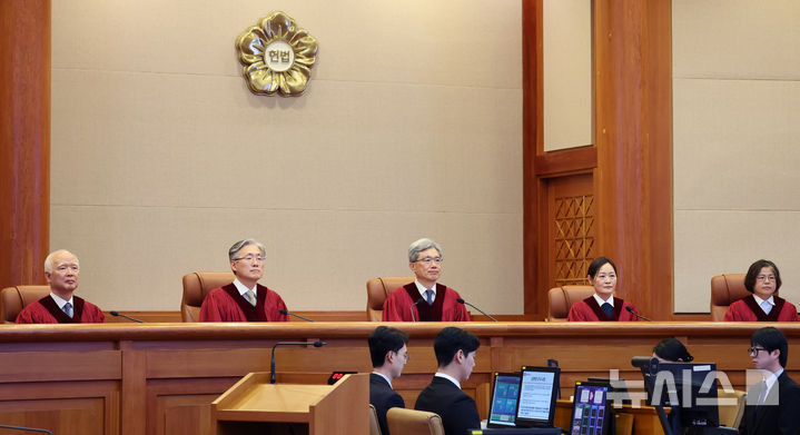 [서울=뉴시스] 박주성 기자 = 김상환 헌법재판소장을 비롯한 헌법재판관들이 29일 오후 서울 종로구 헌법재판소 대심판정에서 열린 1월 심판사건 선고를 위해 입장해 착석하고 있다. 2026.01.29. park7691@newsis.com