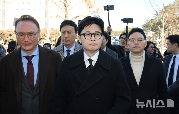 [서울=뉴시스] 조성봉 기자= 한동훈 전 국민의힘 대표가 29일 서울 여의도 국회 소통관에서 국민의힘 지도부의 제명 결정에 관한 입장 발표를 마치고 밖으로 나서고 있다.(공동취재) 2026.01.29. photo@newsis.com