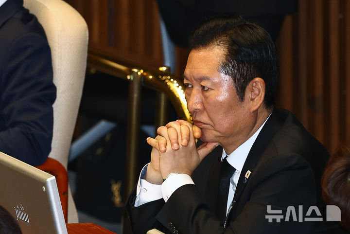 [서울=뉴시스] 김명년 기자 = 정청래 더불어민주당 대표가 29일 오후 서울 여의도 국회에서 열린 본회의에서 두 손을 모으고 있다. 2026.01.29. kmn@newsis.com