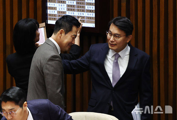 [서울=뉴시스] 김명년 기자 = 윤상현 국민의힘 의원이 29일 오후 서울 여의도 국회에서 열린 본회의에서 장동혁 대표의 어깨를 만지고 있다. 2026.01.29. kmn@newsis.com