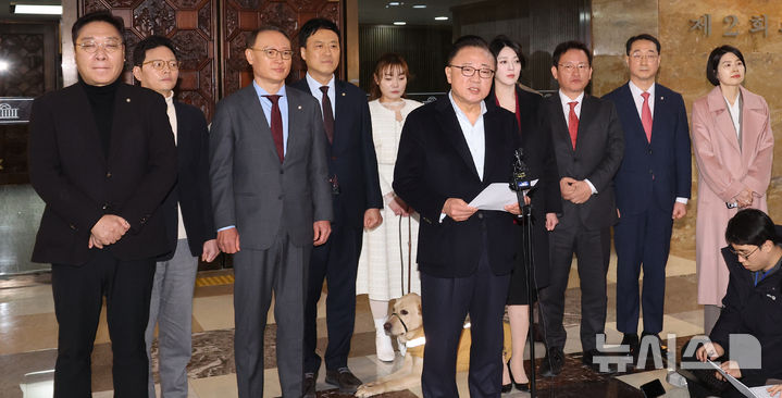 [서울=뉴시스] 김금보 기자 = 고동진 국민의힘 의원을 비롯한 친 한동훈계 의원들이 29일 오후 서울 여의도 국회에서 기자회견을 열고 당의 한동훈 전 국민의힘 대표 제명 징계 결정에 반발하고 있다. 2026.01.29. kgb@newsis.com