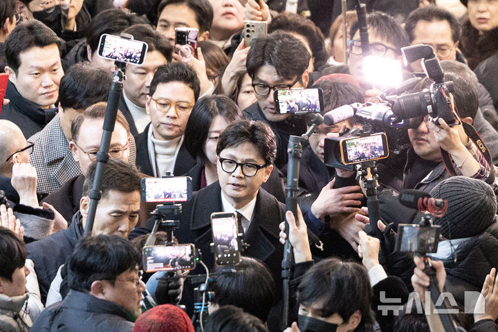 [서울=뉴시스] 조성봉 기자= 한동훈 전 국민의힘 대표가 29일 서울 여의도 국회 소통관에서 국민의힘 지도부의 제명 결정에 관한 입장 발표를 위해 기자회견장으로 향하고 있다.(공동취재) 2026.01.29. photo@newsis.com