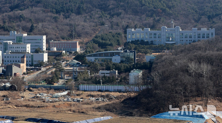 [과천=뉴시스] 이영환 기자 = 정부가 29일 서울 용산과 과천, 태릉CC 등 도심 내 접근성이 뛰어난 유휴부지와 노후 청사 등을 활용해 총 6만호 규모의 주택을 공급한다고 밝혔다.&nbsp; 경기 과천에서는 경마장과 방첩사령부 부지를 통합 개발해 9800호를 공급한다. 정부는 과천 주암택지지구와 연계해 직주근접 생활권을 만든다는 계획이다. 사진은 이날 방첩사령부와 인근 공사중인 주암지구. 2026.01.29. 20hwan@newsis.com