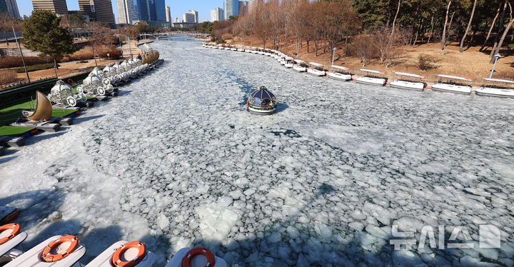 [인천=뉴시스] 전진환 기자 = 연일 강추위가 이어지는 29일 오후 인천 연수구 송도센트럴파크의 수로에서 나들이를 나온 시민들이 얼음을 깨며 놀이보트를 타고 있다. 2026.01.29. amin2@newsis.com