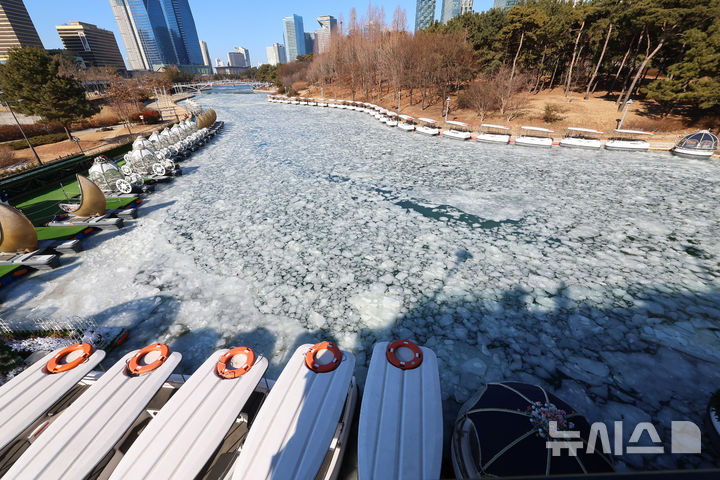 [인천=뉴시스] 전진환 기자 = 연일 강추위가 이어지는 29일 오후 인천 연수구 송도센트럴파크의 수로가 얼어 붙어 있다. 2026.01.29. amin2@newsis.com