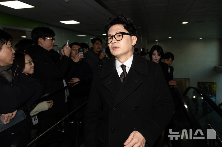 [서울=뉴시스] 조성봉 기자 = 국민의힘 당원 게시판 여론 조작으로 제명 징계를 받은 한동훈 전 대표가 29일 오후 서울 여의도 국회 소통관에서 입장 발표를 위해 이동하고 있다. (공동취재) 2026.01.29. photo@newsis.com