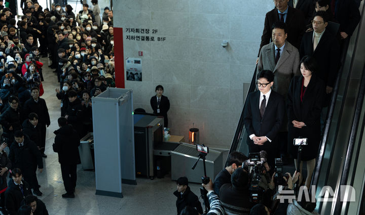 [서울=뉴시스] 조성봉 기자 = 국민의힘 당원 게시판 여론 조작으로 제명 징계를 받은 한동훈 전 대표가 29일 오후 서울 여의도 국회 소통관에서 입장 발표를 마친 뒤 이동하고 있다. (공동취재) 2026.01.29. photo@newsis.com