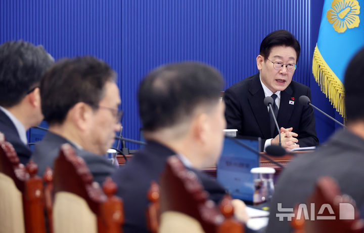 [서울=뉴시스] 고범준 기자 = 이재명 대통령이 29일 청와대에서 열린 수석보좌관회의에서 발언하고 있다. 2026.01.29. bjko@newsis.com