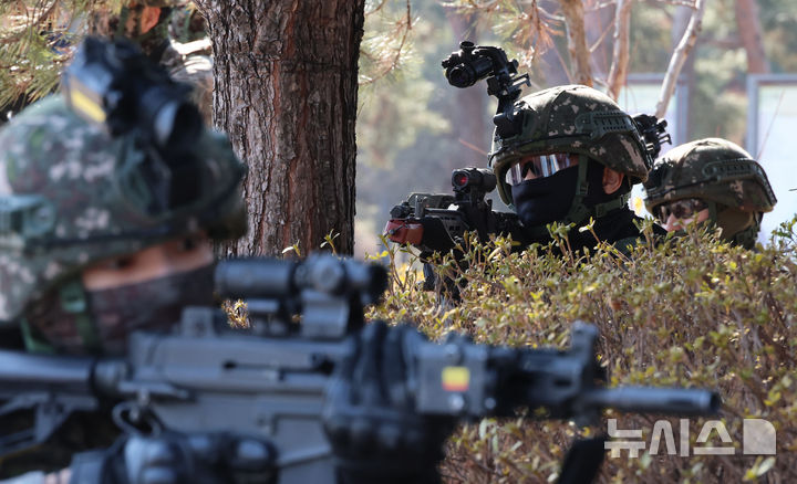 [세종=뉴시스] 강종민 기자 = 육군 32사단 특수임무대원들이 29일 세종시 어진동 정부세종청사 인근에서 열린 지하공동구 폭발 및 화재 등 국가중요시설 통합 방호훈련에서 지하공동구 투입에 앞서 사주경계를 하고 있다. 2026.01.29. ppkjm@newsis.com