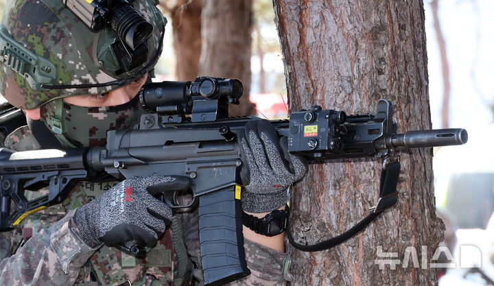 [세종=뉴시스] 강종민 기자 = 육군 32사단 특수임무대원들이 29일 세종시 어진동 정부세종청사 인근에서 열린 지하공동구 폭발 및 화재 등 국가중요시설 통합 방호훈련에서 지하공동구 투입에 앞서 사주경계를 하고 있다. 2026.01.29. ppkjm@newsis.com