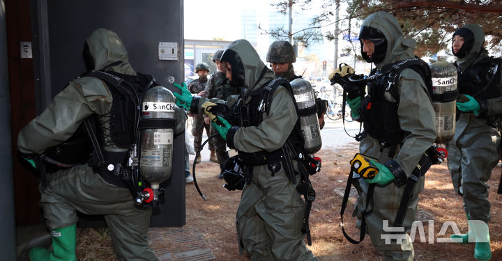 [세종=뉴시스] 강종민 기자 = 육군 32사단 대화생방테러 특수임무대원들이 29일 세종시 어진동 정부세종청사 인근에서 열린 국가중요시설 통합 방호훈련에서 지하공동구에 진입하고 있다. 2026.01.29. ppkjm@newsis.com