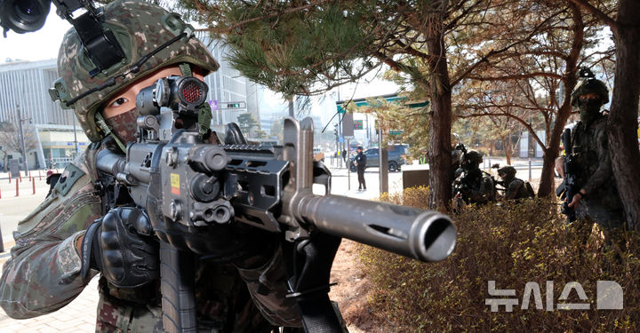 [세종=뉴시스] 강종민 기자 = 육군 32사단 특수임무대원들이 29일 세종시 어진동 정부세종청사 인근에서 열린 지하공동구 폭발 및 화재 등 국가중요시설 통합 방호훈련에서 지하공동구 투입에 앞서 사주경계를 하고 있다. 2026.01.29. ppkjm@newsis.com