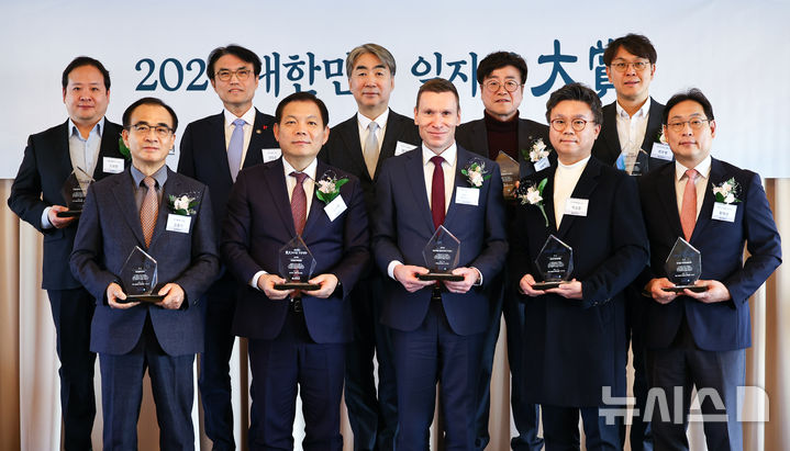 [서울=뉴시스] 최진석 기자 = 염영남(윗줄 왼쪽 세번째) 뉴시스 대표이사 사장과 권창준(윗줄 왼쪽 두번째) 고용노동부 차관이 29일 서울 중구 롯데호텔에서 뉴시스 주최로 열린 2026 대한민국 일자리대상 시상식에서 종합대상 고용노동부 장관상(한전KDN, 메르세데스-벤츠코리아), 대상 국회 기후에너지환경노동위원장상(다이닝브랜즈그룹, 아이티센글로벌), 대상 국회 행정안전위원장상(인천국제공항보안, 티맵모빌리티), 대상 국회 성평등가족위원장상(우아한형제들, 비즈플레이) 수상자들과 기념촬영하고 있다. 2026.01.29. myjs@newsis.com