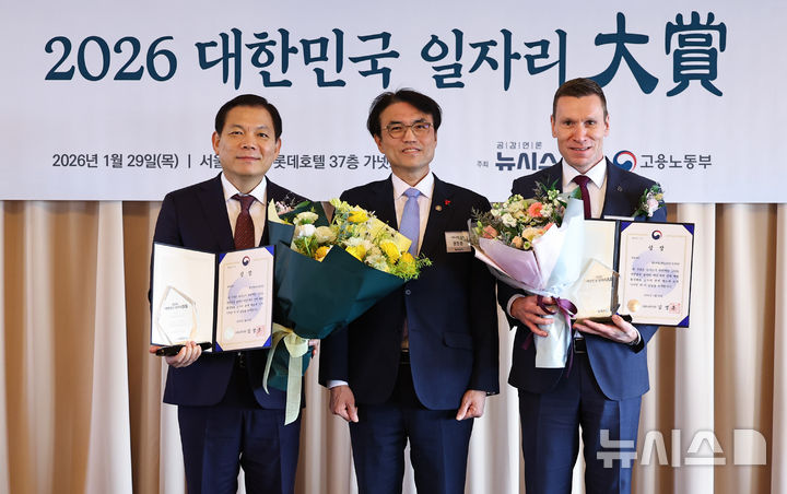 [서울=뉴시스] 최진석 기자 = 권창준 고용노동부 차관이 29일 서울 중구 롯데호텔에서 뉴시스 주최로 열린 2026 대한민국 일자리대상 시상식에서 종합대상 노용노동부 장관상을 수상한 정수옥 한전케이디엔 본부장, 마티아스 바이틀 메르세데스-벤츠코리아 대표이사와 기념촬영하고 있다. 2026.01.29. myjs@newsis.com