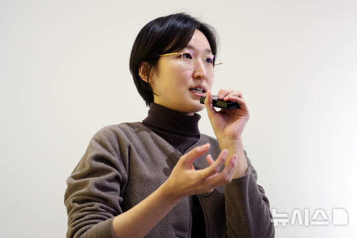 [서울=뉴시스] 박진희 기자 = 이주연 국립현대미술관 학예연구사가 29일 서울 종로구 국립현대미술관 서울에서 '소멸의 시학: 삭는 미술에 대하여'전 언론공개회를 진행하고 있다. 2026.01.29. pak7130@newsis.com