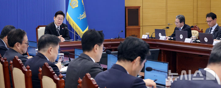 [서울=뉴시스] 고범준 기자 = 이재명 대통령이 29일 청와대에서 열린 수석보좌관회의에서 발언하고 있다. 2026.01.29. bjko@newsis.com