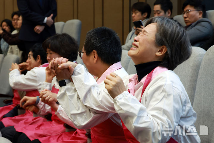 [서울=뉴시스] 고승민 기자 = 29일 서울 여의도 국회에서 열린 본회의에서 학교급식법 일부개정안이 가결되자 본회의에 참관한 학교급식 노동자들이 기뻐하고 있다. 2026.01.29. kkssmm99@newsis.com